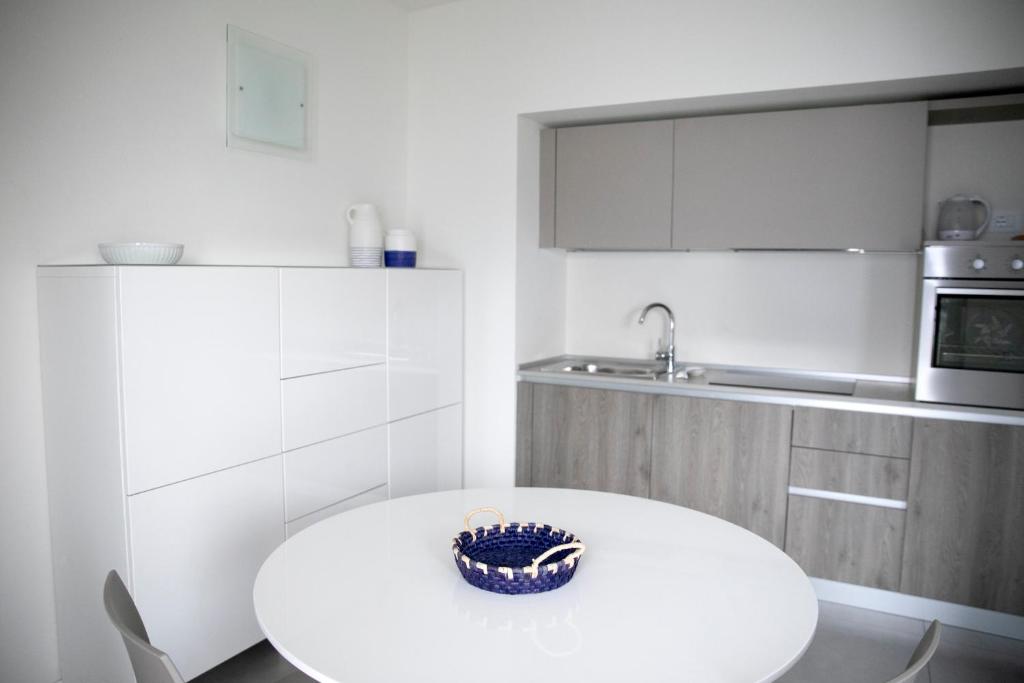 A kitchen or kitchenette at IseoLakeRental - La Villina - Zù