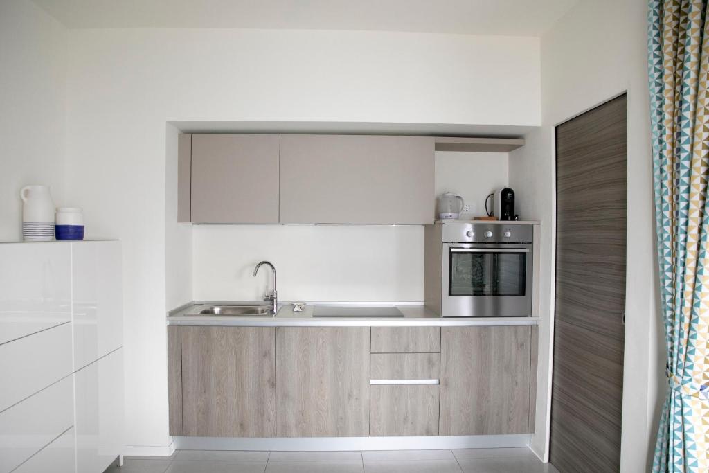 A kitchen or kitchenette at IseoLakeRental - La Villina - Zù