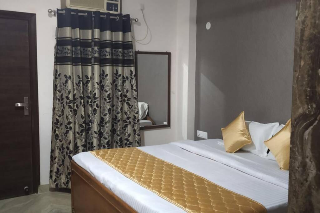 SHORT STAY 3BHK Serviced Apartment (LIFT+Kitchen+3 nights min stay) E Block Saket - Housity