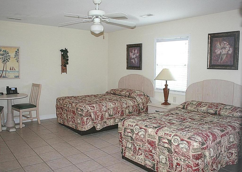 Habitación de hotel con 2 camas y mesa en Brunswick Plantation Resort 2705L, en Calabash