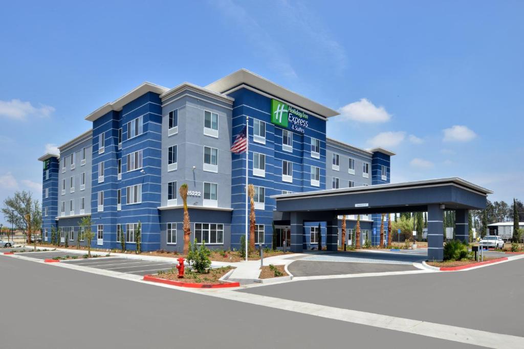 una imagen de un hotel con un edificio en Holiday Inn Express Hotels & Suites Loma Linda, an IHG Hotel, en Loma Linda