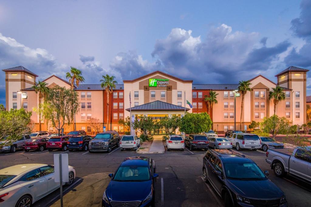 Un hotel con coches aparcados en un estacionamiento. en Holiday Inn Express Phoenix-Airport&#47;University Drive by IHG, en Phoenix