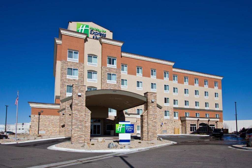 een hotelgebouw met een bord erop bij Holiday Inn Express and Suites Denver East Peoria Street, an IHG Hotel in Denver
