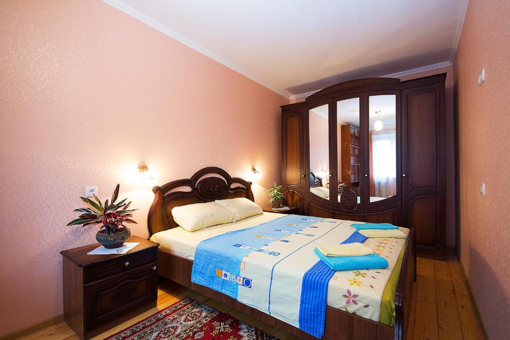 Un pat sau paturi într-o cameră la Apartment on Smolyachkova Street