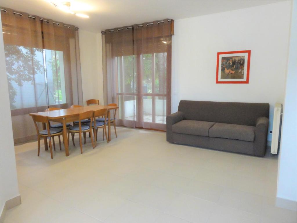 salon ze stołem i kanapą w obiekcie Villa Vittoria w Bibione