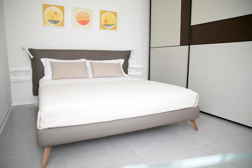 A bed or beds in a room at IseoLakeRental - La Villina - Zù
