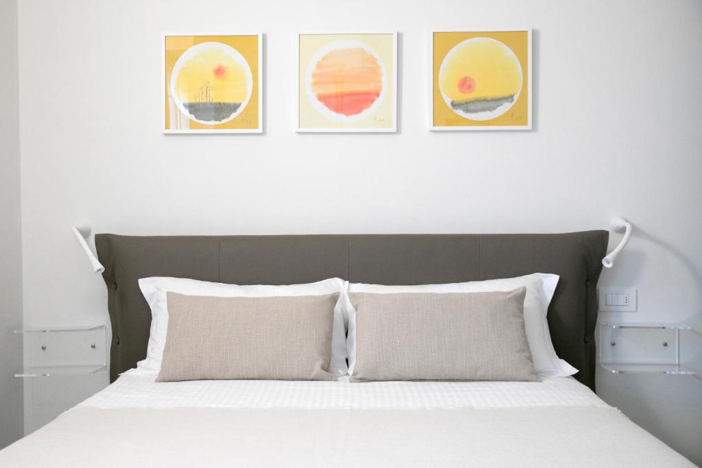 A bed or beds in a room at IseoLakeRental - La Villina - Zù