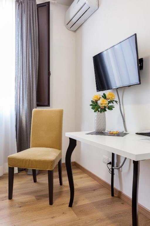 Televízia a/alebo spoločenská miestnosť v ubytovaní Centre Apartment Grotte Bianche