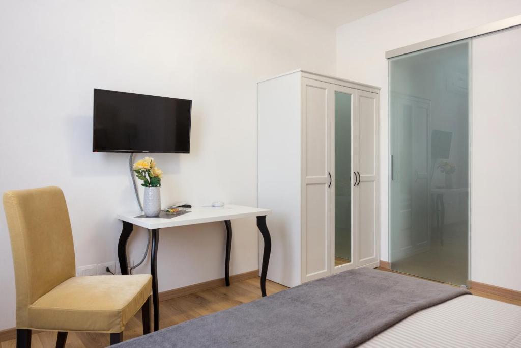 Televízia a/alebo spoločenská miestnosť v ubytovaní Centre Apartment Grotte Bianche