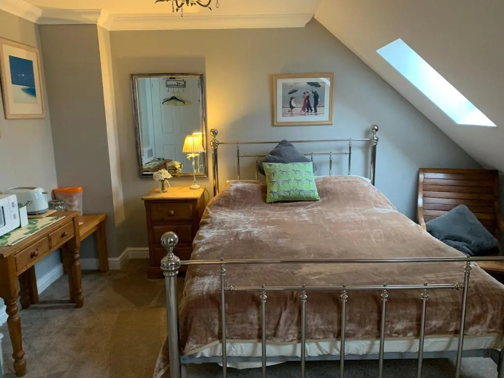 Luxurious quiet Norwich city centre b&b attic space -pet friendly, Coltishall, United Kingdom