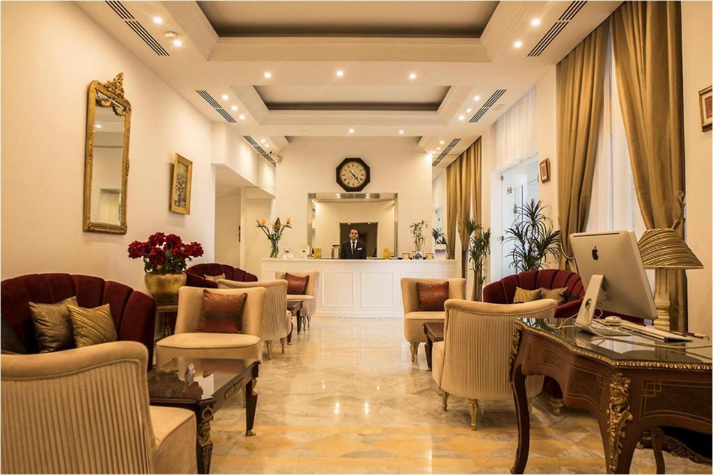 un salón con una sala de espera con sillas y un mostrador en Hôtel La Maison Blanche en Túnez
