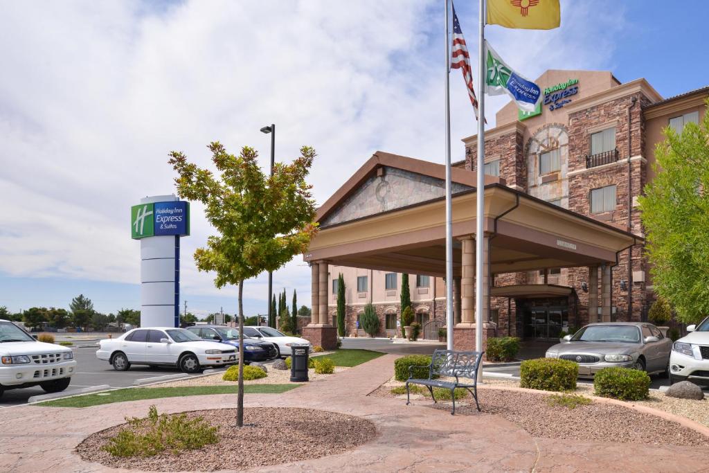 un hôtel avec des voitures garées dans un parking dans l'établissement Holiday Inn Express Hotel & Suites Las Cruces, an IHG Hotel, à Las Cruces