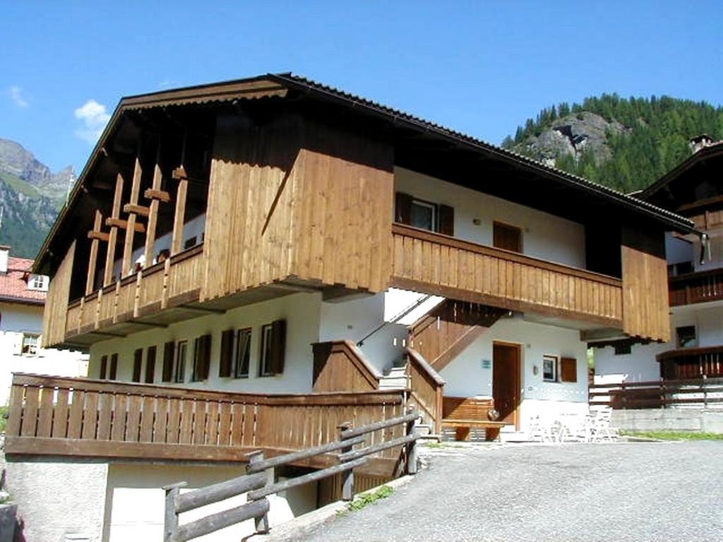 ein Gebäude mit Holzbalkonen auf der Seite in der Unterkunft Casa Maddalena in Canazei