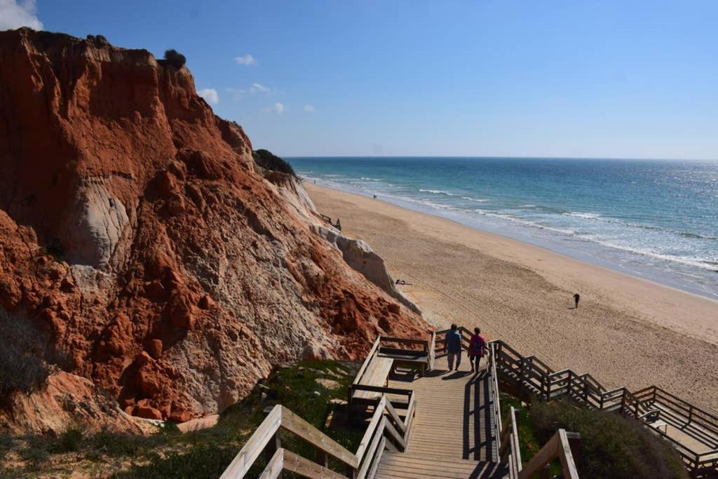 2 personnes marchant par un escalier jusqu'à la plage dans l'établissement Pedro Do Mar Apartment Praia da Falésia, à Albufeira