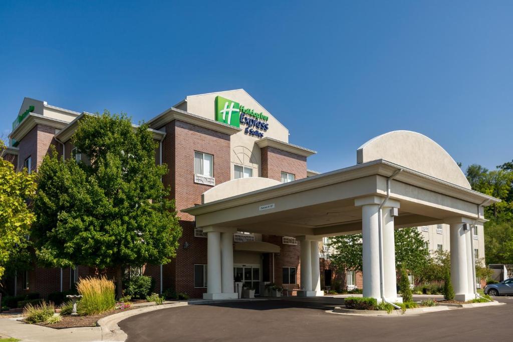 a front view of a hotel with a gazebo at Holiday Inn Express Independence - Kansas City by IHG in Independence