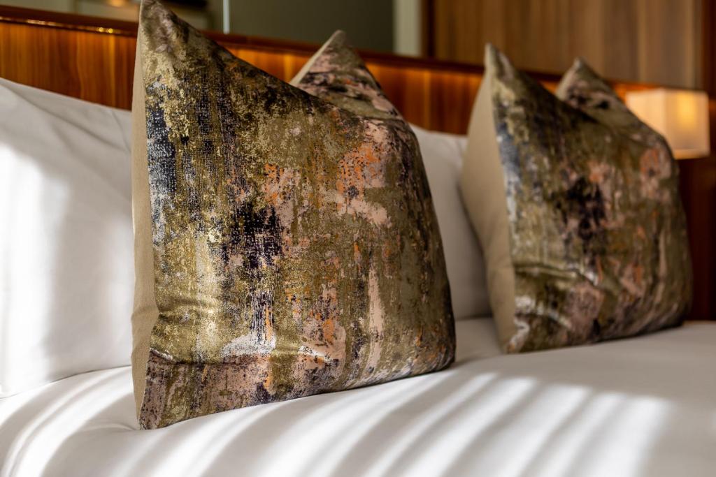 Postel nebo postele na pokoji v ubytování Dublin Skylon Hotel