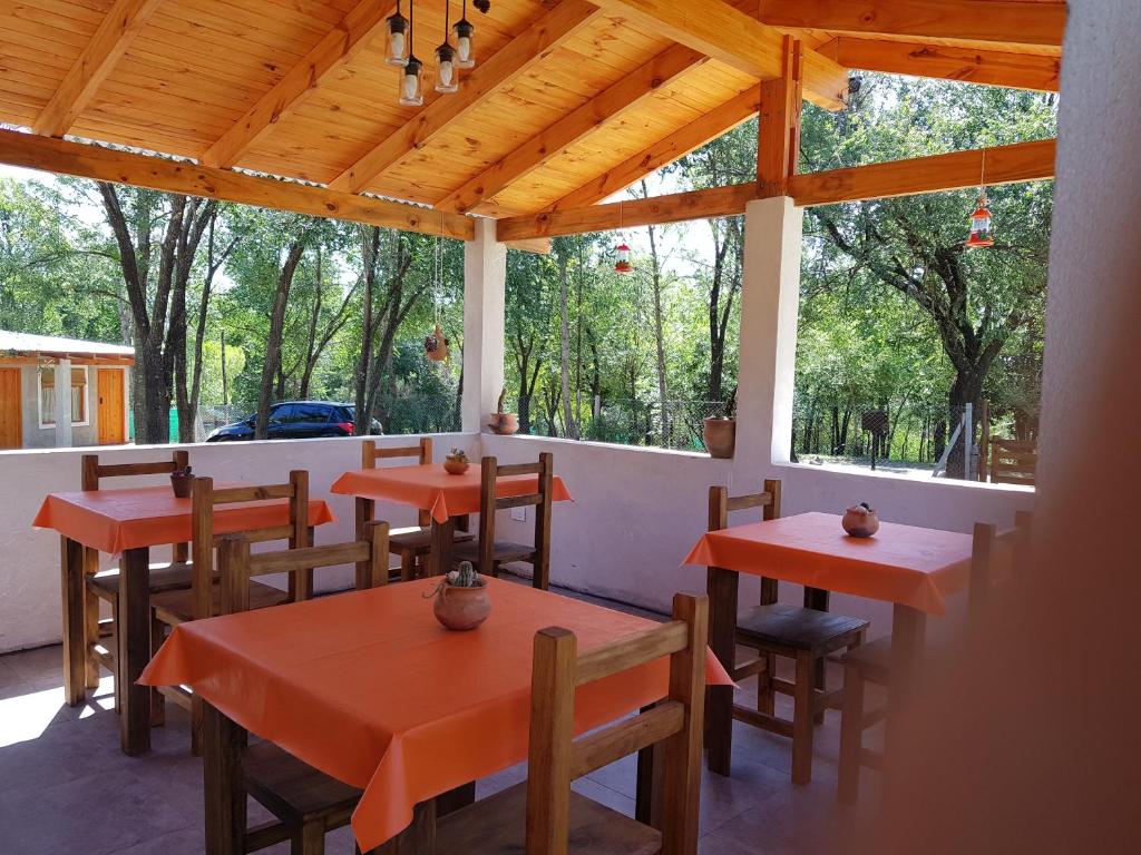 Un restaurante o sitio para comer en Hostal El Algarrobo