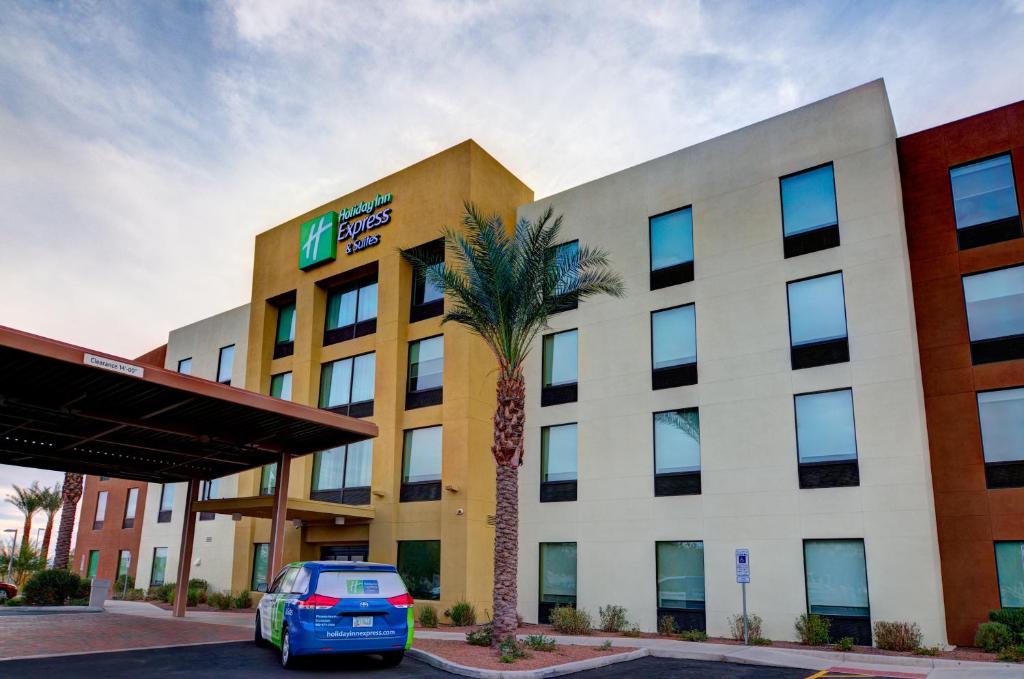 une voiture garée devant un hôtel dans l'établissement Holiday Inn Express & Suites - Phoenix North - Scottsdale, an IHG Hotel, à Phoenix