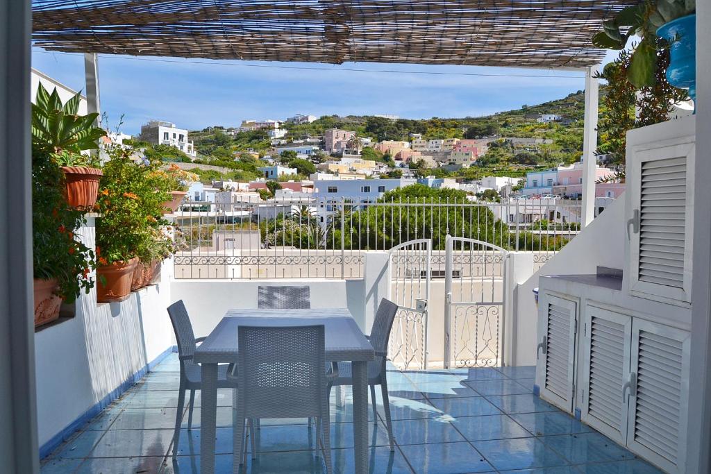 a table and chairs on the balcony of a house at Maridea - Insvla in Ponza