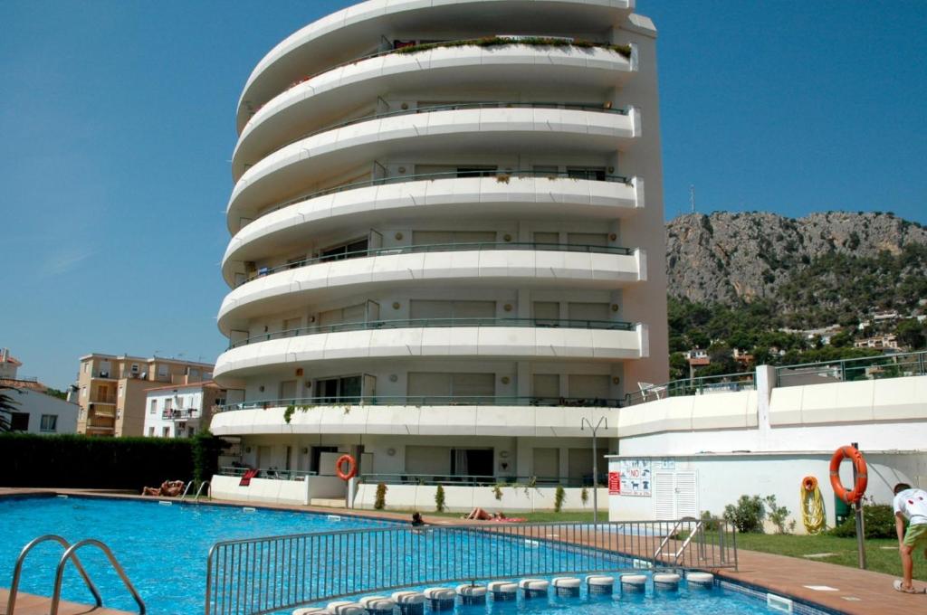 a large building with a swimming pool in front of it at MEDES PARK I 2-7 in L'Estartit