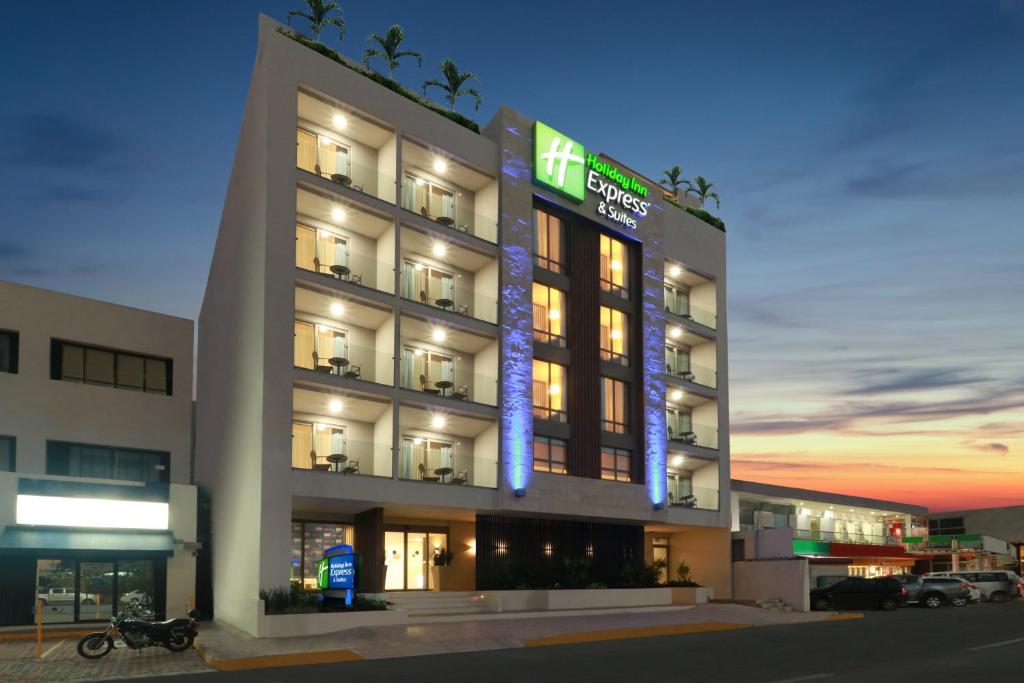 un edificio iluminado por la noche en Holiday Inn Express & Suites - Playa del Carmen, an IHG Hotel en Playa del Carmen