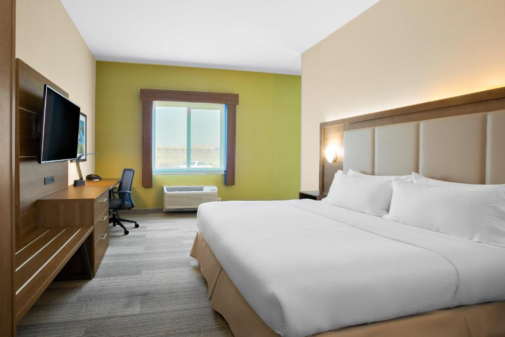 เตียงในห้องที่ Holiday Inn Express Hotel & Suites Ontario, an IHG Hotel