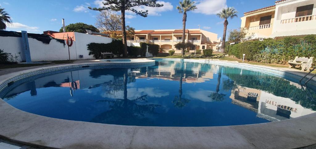 duży basen z niebieską wodą na dziedzińcu w obiekcie Apartamentos Mar-Sol Villas w mieście Vilamoura