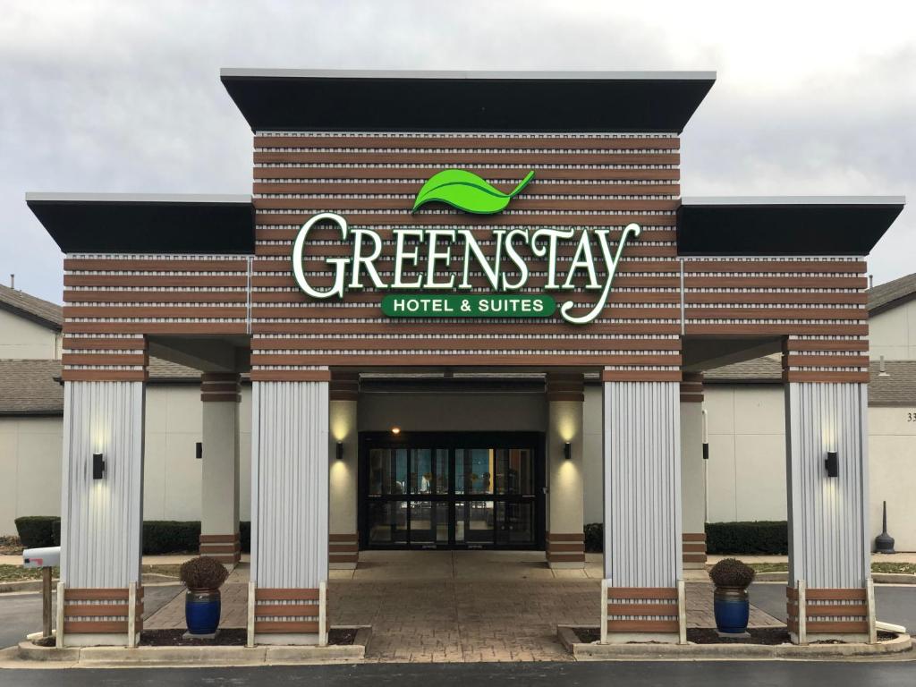 - Entrada frontal a un hotel y suites verdes en Greenstay Inn & Suites Court View en Springfield