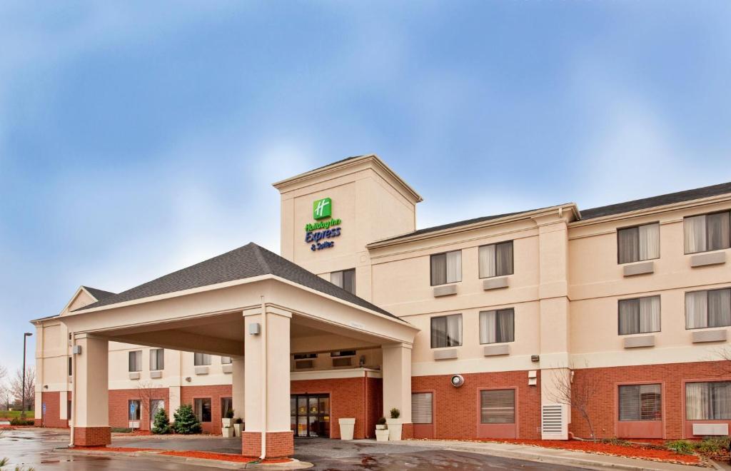 uma imagem de um edifício de hotel em Holiday Inn Express Kansas City Liberty Missouri, an IHG Hotel em Liberty