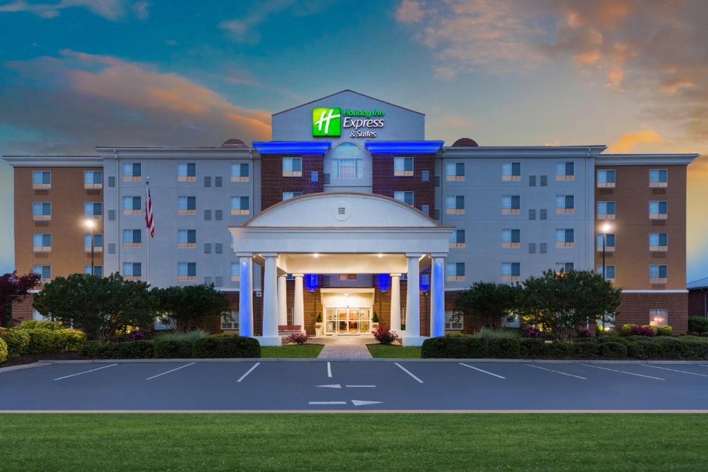 a hotel with a tennis court in front of it at Holiday Inn Express Hotel and Suites Petersburg - Fort Lee, an IHG Hotel in Petersburg