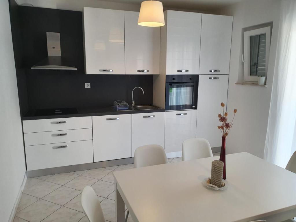 Kuchyň nebo kuchyňský kout v ubytování Apartmani Peran