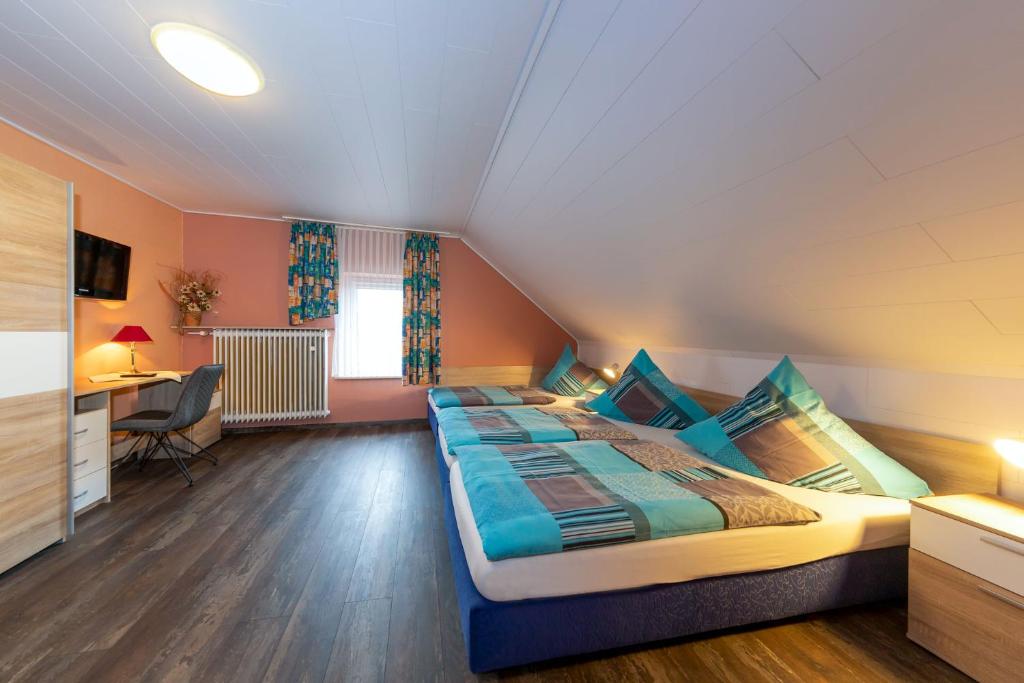 Gasthof zum Siegburger - Triple Room With Bathroom