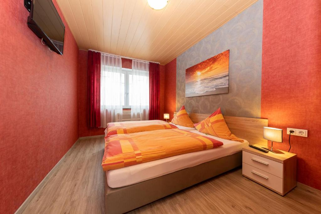 1 dormitorio con 1 cama y TV en la pared en Gasthof zum Siegburger, en Straelen