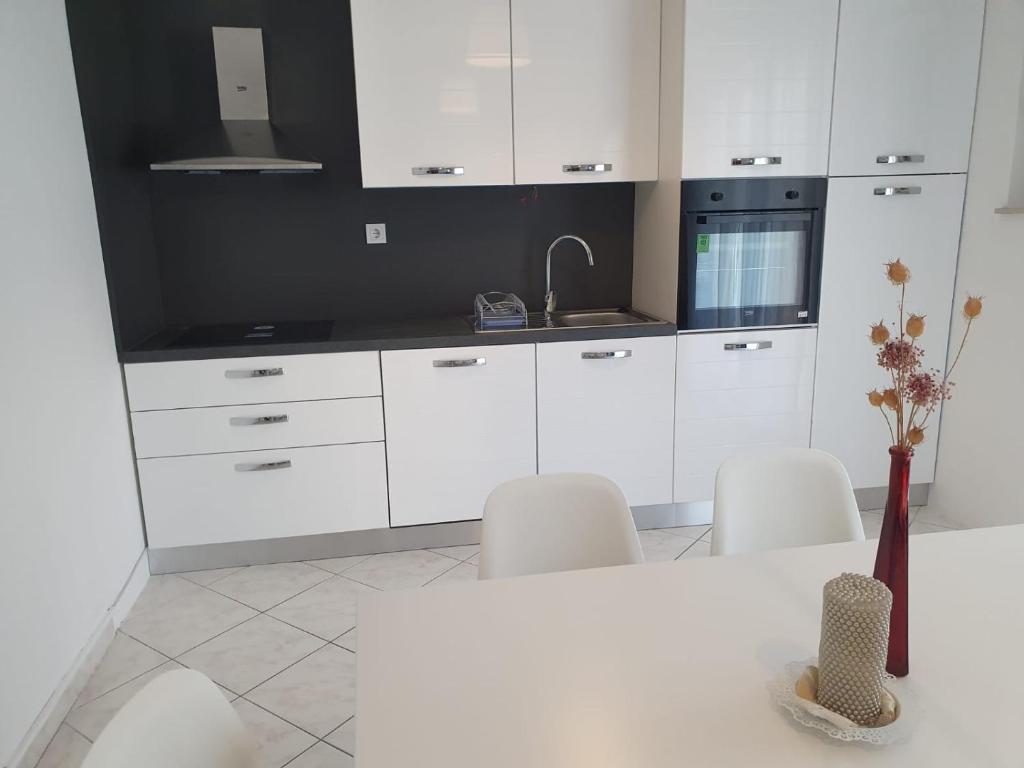 Kuchyň nebo kuchyňský kout v ubytování Apartmani Peran