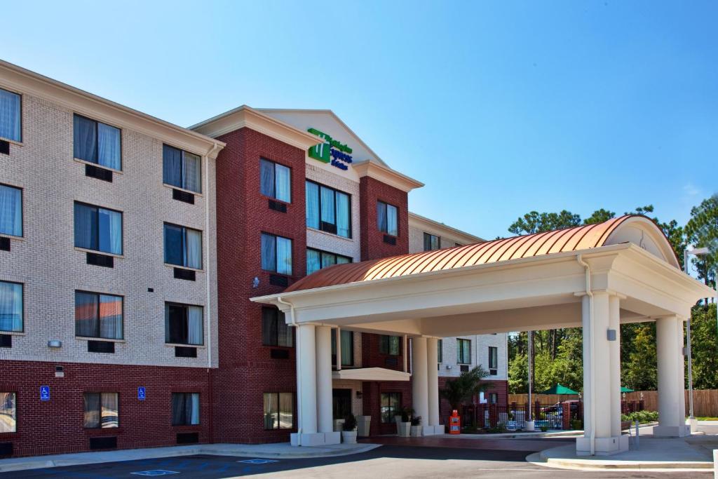 a hotel with a gazebo in front of a building at Holiday Inn Express Hotel & Suites Biloxi- Ocean Springs, an IHG Hotel in Ocean Springs