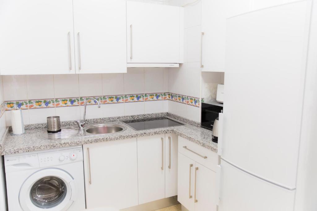 A kitchen or kitchenette at REFINO 11