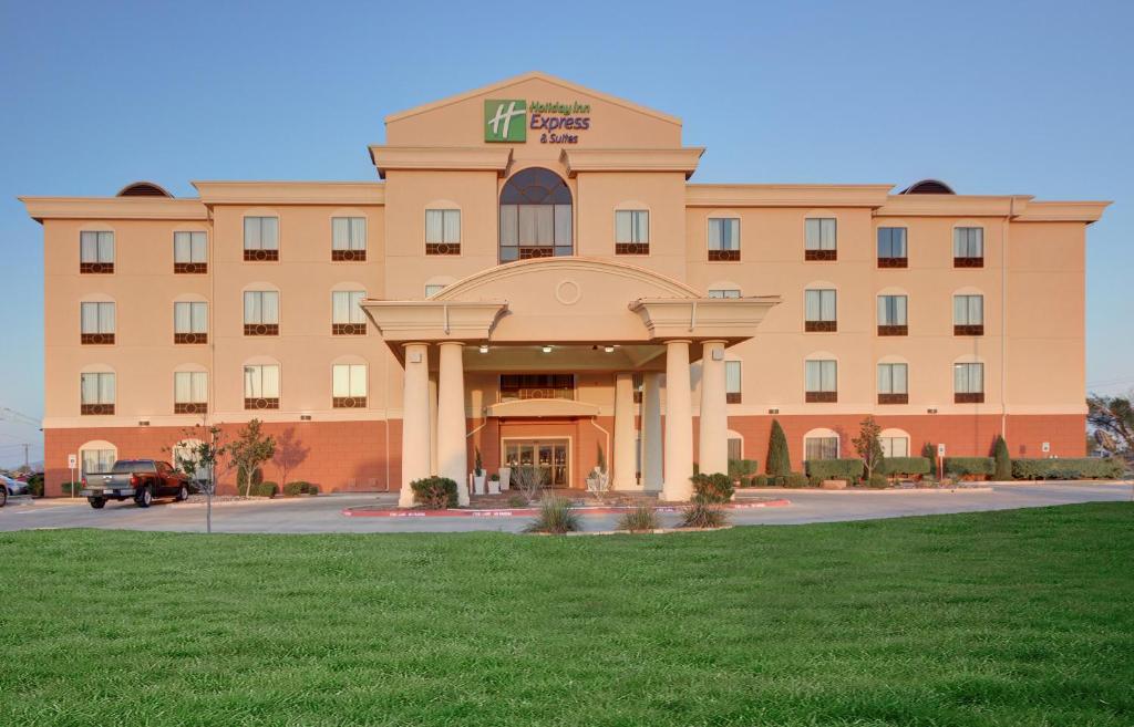 un edificio de hotel con césped delante en Holiday Inn Express Hotel and Suites Altus by IHG, en Altus