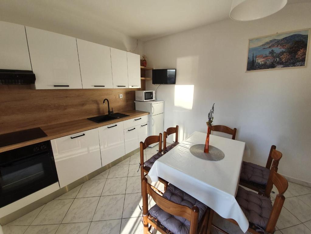 Kuchyň nebo kuchyňský kout v ubytování Apartmani Peran