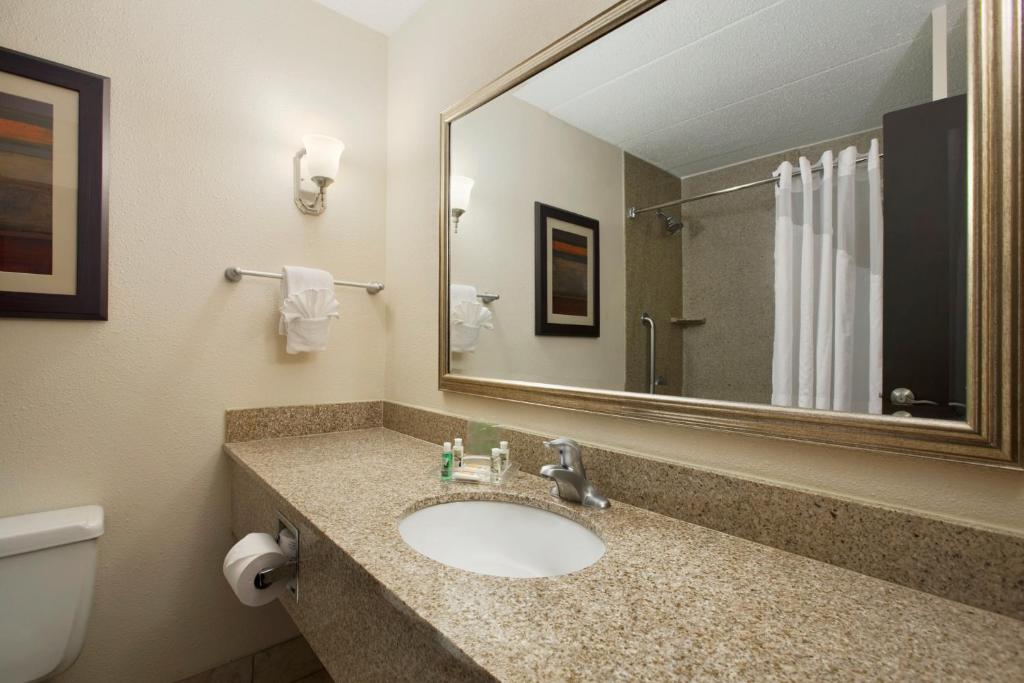 Holiday Inn and Suites Charleston West by IHG photo