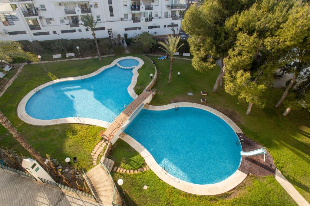 an overhead view of a swimming pool in a park at Apartamentos BCL Playa Albir in Albir