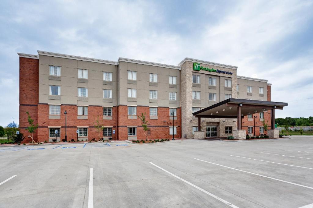 an empty parking lot in front of a hotel at Holiday Inn Express & Suites Manhattan, an IHG Hotel in Manhattan