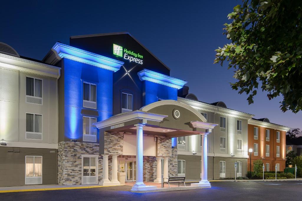 een weergave van een hotel met een blauw licht bij Holiday Inn Express & Suites Philadelphia - Mt Laurel, an IHG Hotel in Mount Laurel