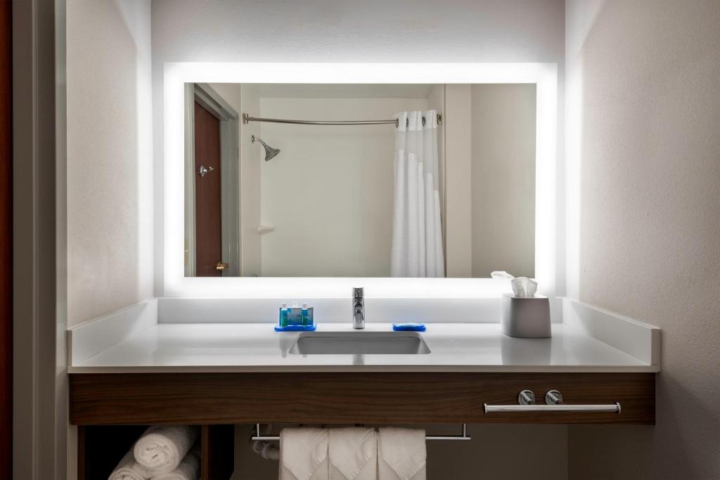 Holiday Inn Express & Suites Charlotte Arpt-Belmont by IHG photo