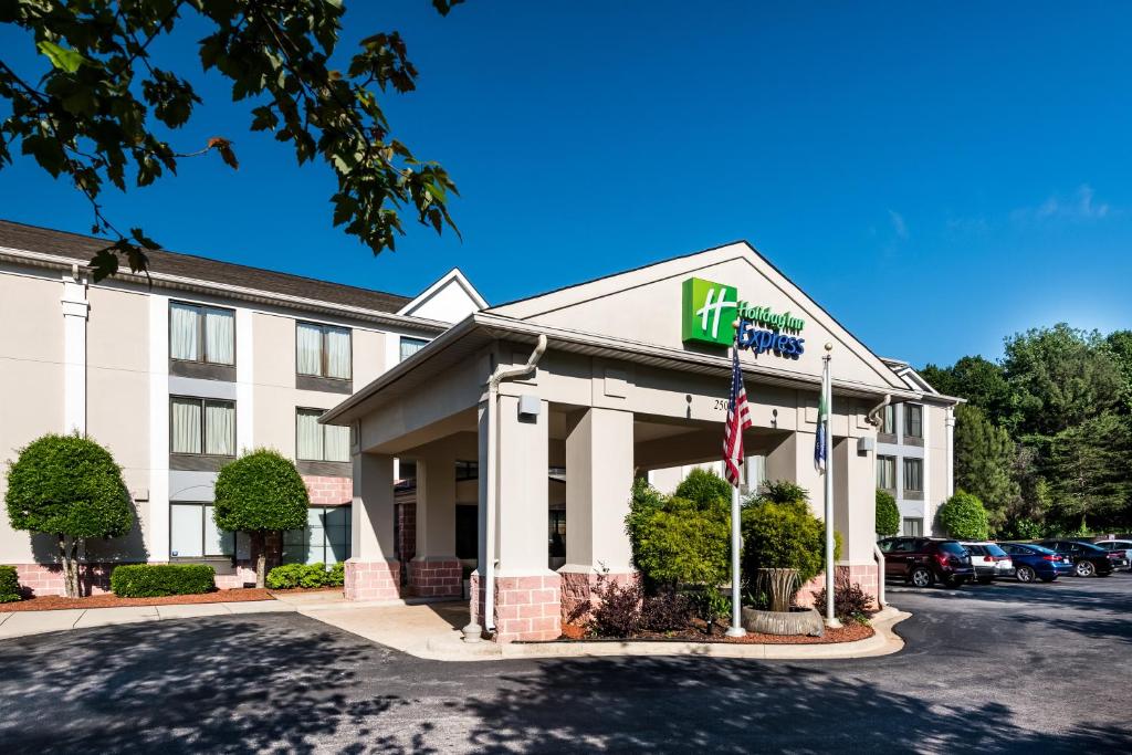 ein Bürogebäude mit einem Hotel in der Unterkunft Holiday Inn Express Hotel & Suites Charlotte Airport-Belmont, an IHG Hotel in Belmont