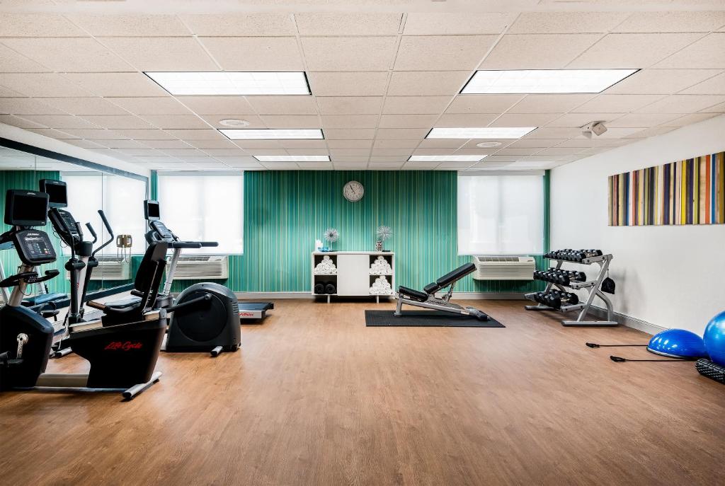 Holiday Inn Express & Suites Charlotte Arpt-Belmont by IHG photo