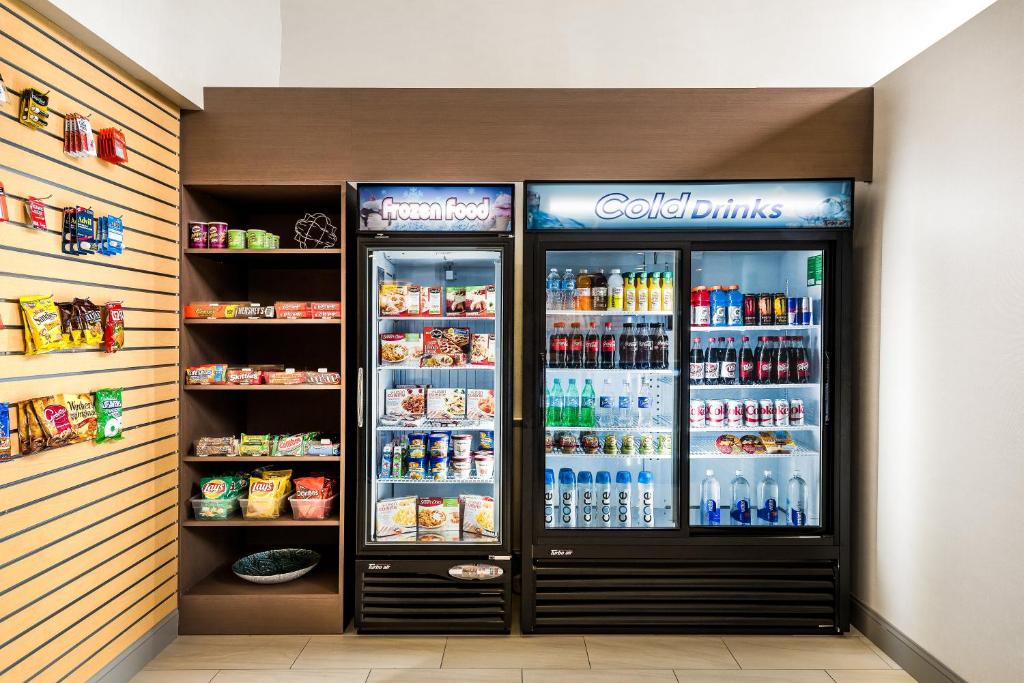 Holiday Inn Express & Suites Charlotte Arpt-Belmont by IHG photo