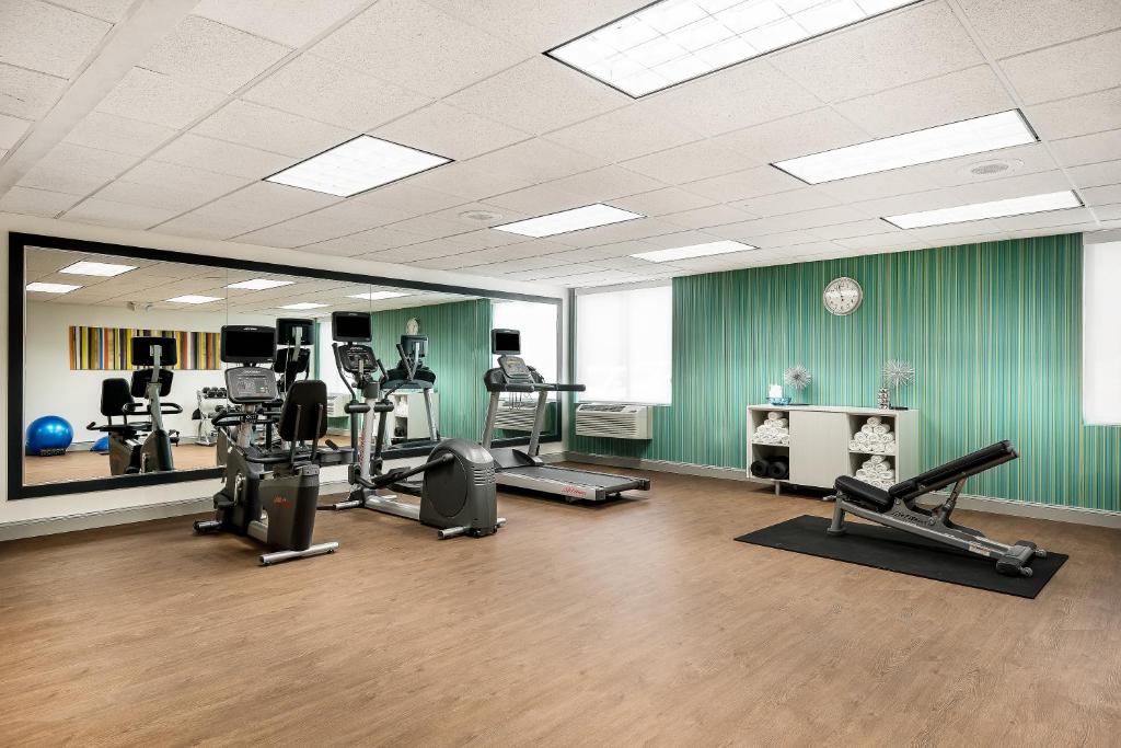 Holiday Inn Express & Suites Charlotte Arpt-Belmont by IHG photo