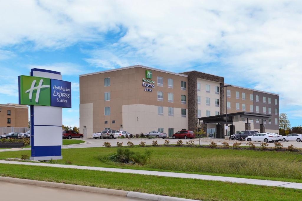 a hotel building with a sign in front of it at Holiday Inn Express & Suites - Marshalltown by IHG in Marshalltown