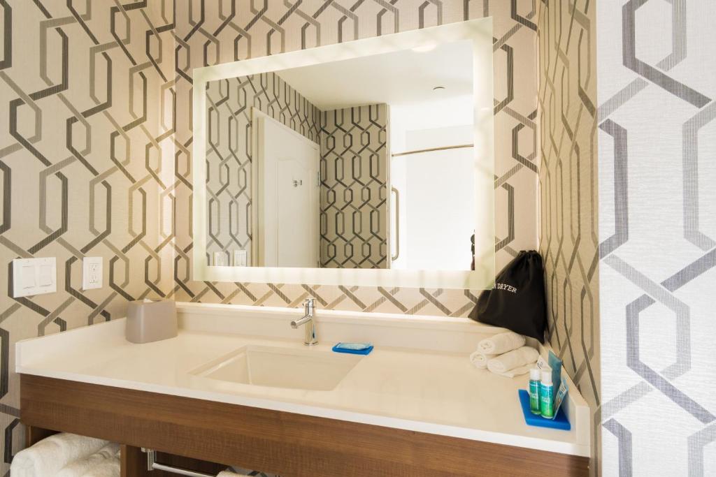 Holiday Inn Express Hollywood Walk of Fame, an IHG Hotel - Standard Queen Room