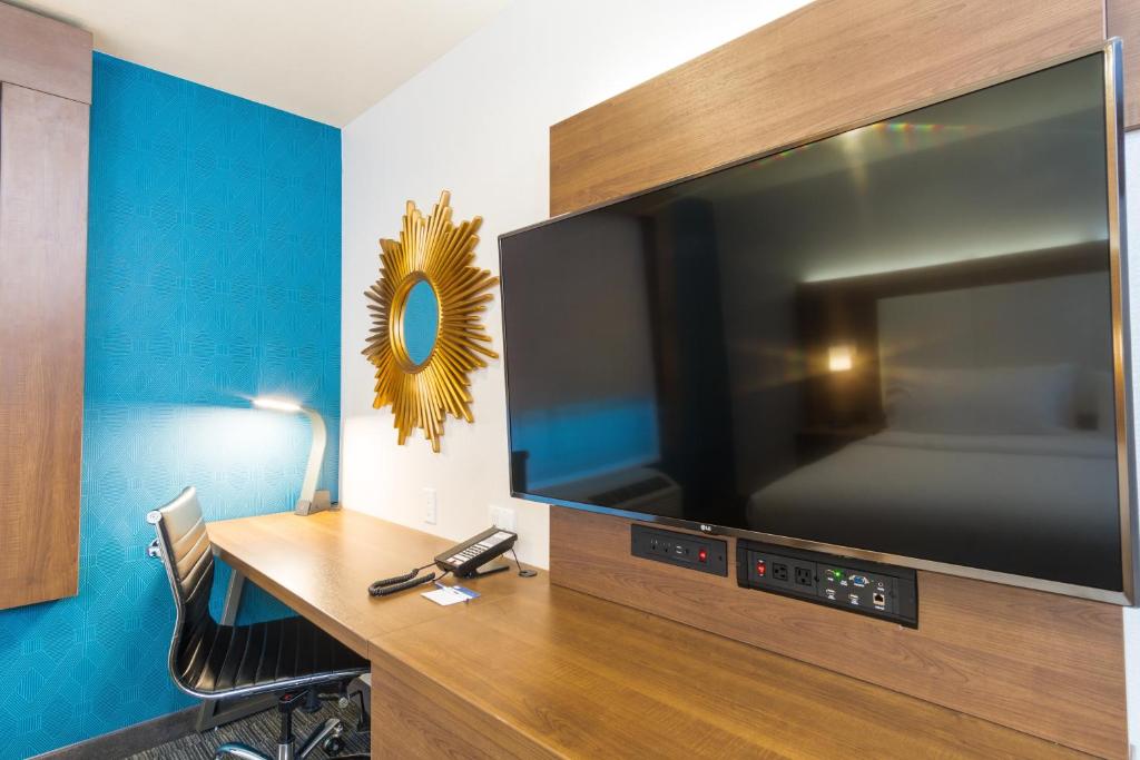 Holiday Inn Express Hollywood Walk of Fame, an IHG Hotel - King Suite With Sofa Bed